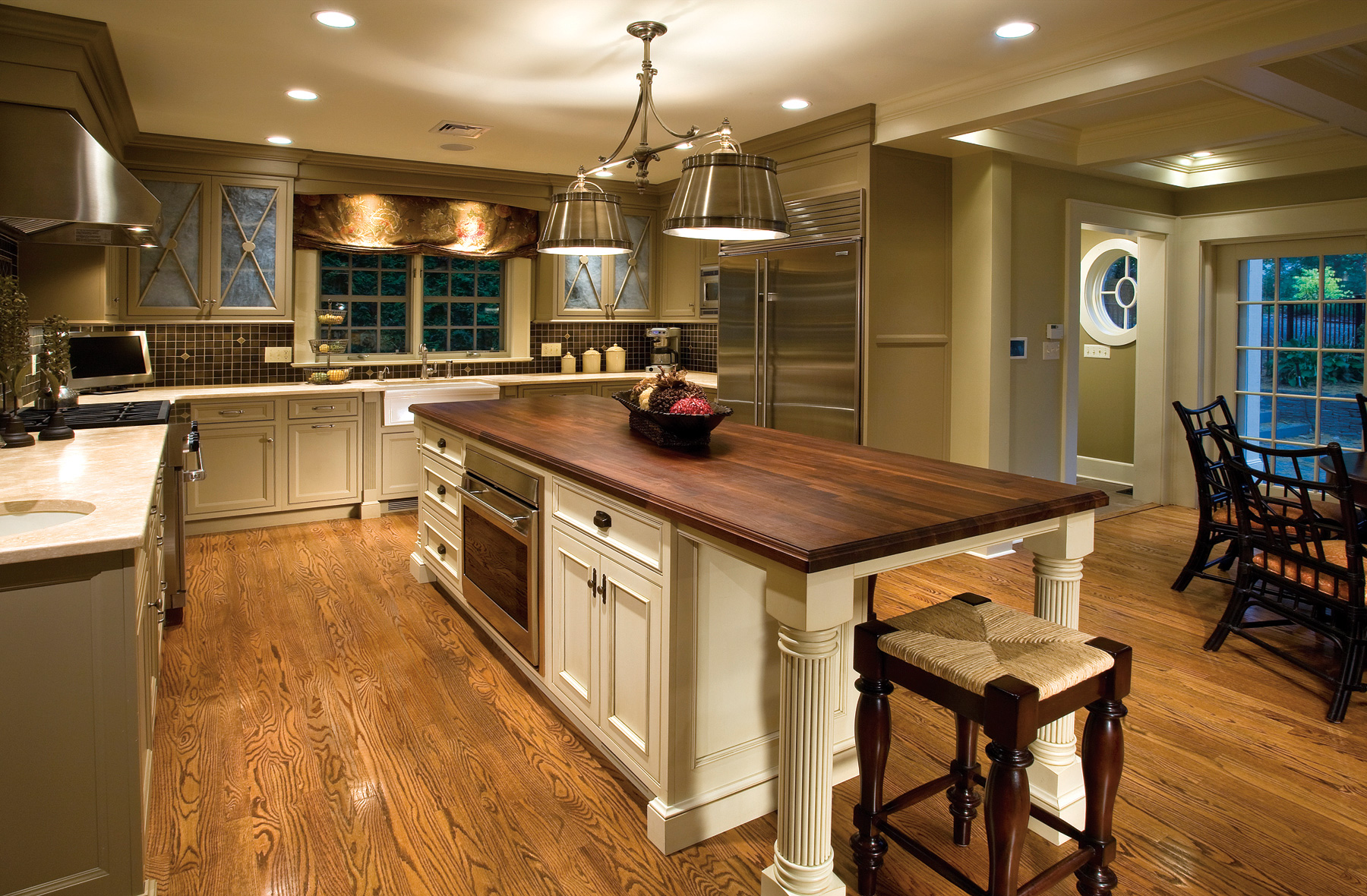 Traditional Kitchens with Islands